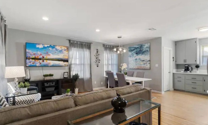 Northridge House | Lovely Entire Home in Sherwood Forerest near CSUN