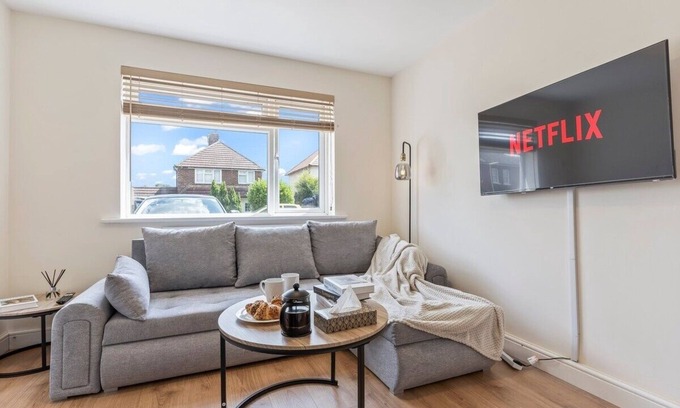 Redhill Apartment | Lovely flat near Gatwick Airport