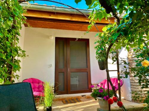 Jezera Apartment | Lovely flower small house for two by the sea