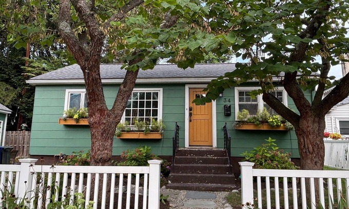 Lambertville House | Lovely garden cottage, short walk to town and steps to canal path.