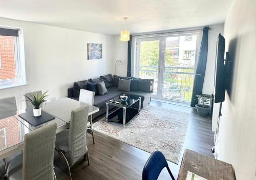 Willesborough Apartment | Lovely Gem Flat in Ashford near shopping outlets and central town area