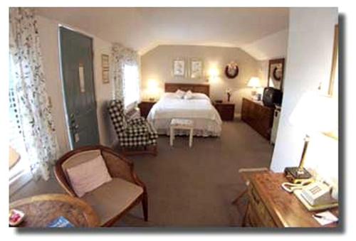Lincolnville House | Lovely Getaway Suite with Private Deck in a Bed and Breakfast in Waldo County