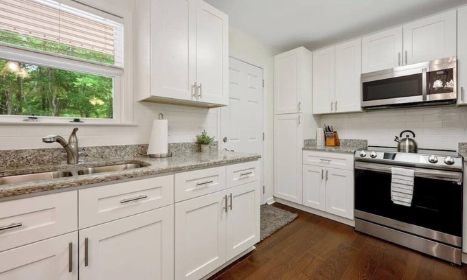 Hillsborough House | Lovely Hillsborough stay 2 minutes to Downtown