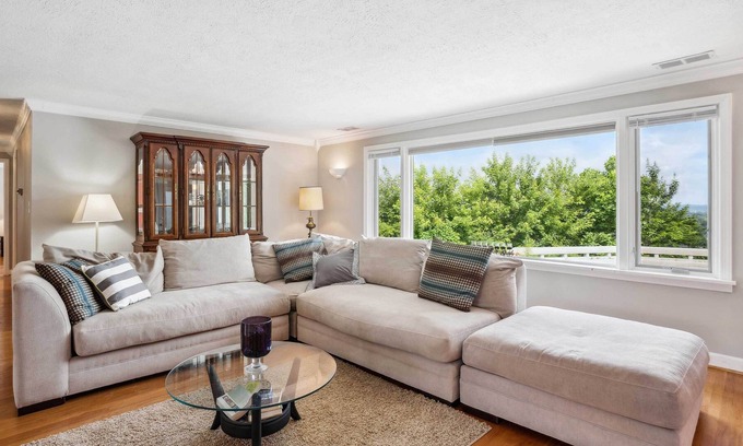 Bridgeport House | Lovely Hilltop Home: Louisville Living with a View