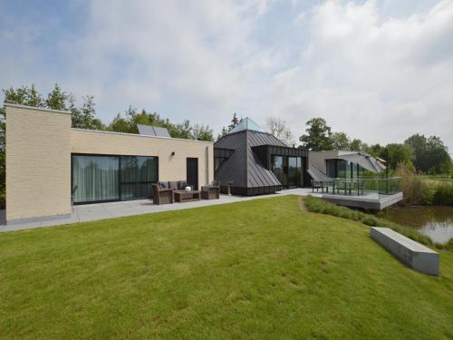 Eekhout Villa | Lovely holiday home 'Walleken' with a pond