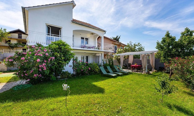 Gornji Karin House | Lovely home in Gornji Karin with WiFi