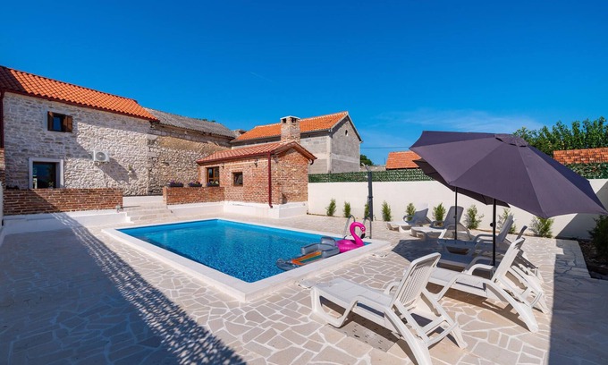 Podgradina House | Lovely home in Podgradina with WiFi