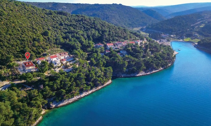 Pucisca House | Lovely home in Pucisca with jacuzzi