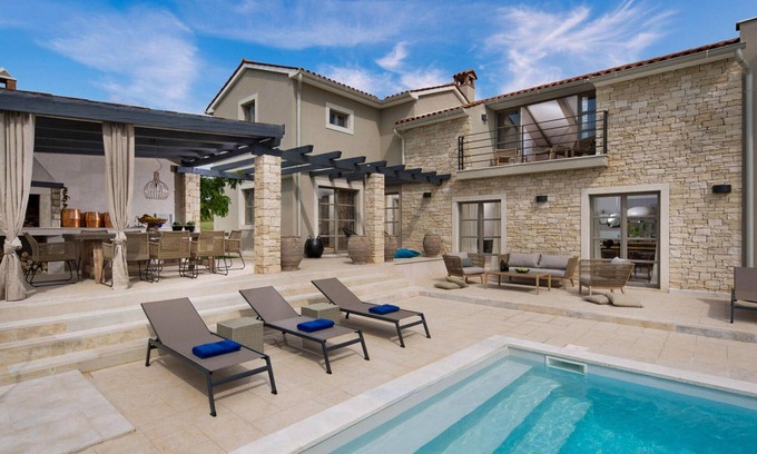 Visnjan House | Lovely home in Srebrnici with WiFi