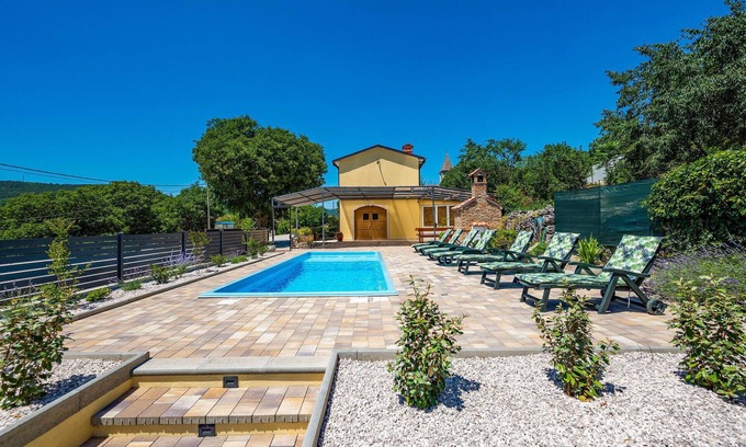 Susnjevica House | Lovely home in Susnjevica with kitchen