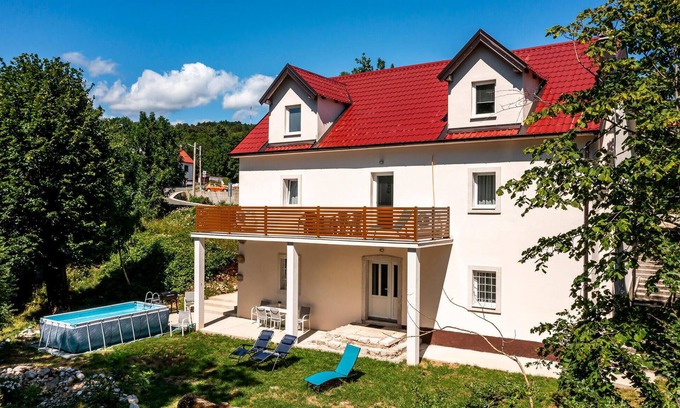 Zlobin House | Lovely home in Zlobin with sauna