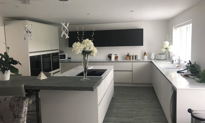 Cowbridge House | Lovely house in great location sleeps 6. ten mins walk to Cowbridge high street