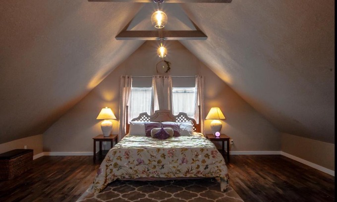 Des Moines Apartment | Lovely King Bed Loft near Downtown, free parking