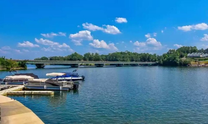 Alexander City Condo | Lovely Lake Condo with BOAT SLIP and Pool