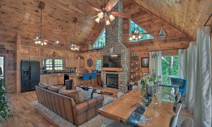 Fair Play Cabin | Lovely Lake Hartwell Retreat: Dock, Deck & Grill!
