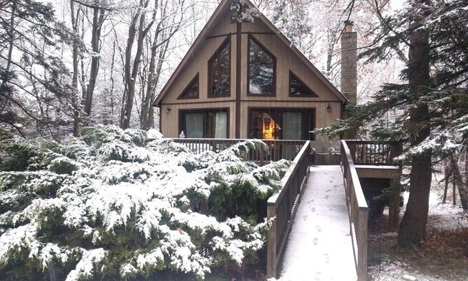 Mount Pocono Ski Chalet | Lovely Lakefront Chalet!