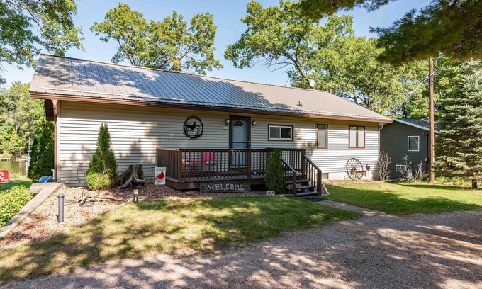 Friendship Cabin | LOVELY LAKEFRONT HOME ON THE EASTERN SIDE OF CASTLE ROCK LAKE