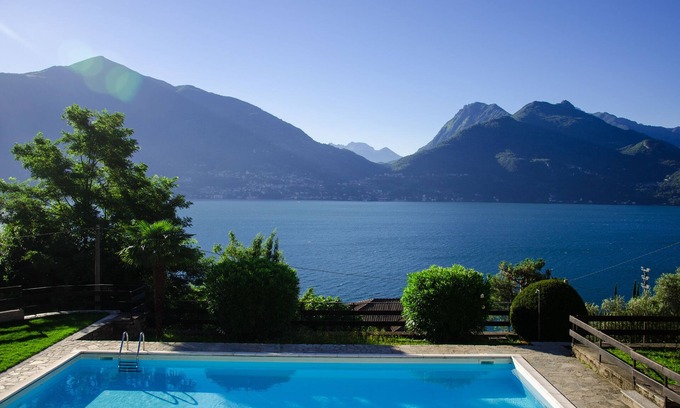 San Siro Villa | Lovely little house with beautiful lake view in residence with pool