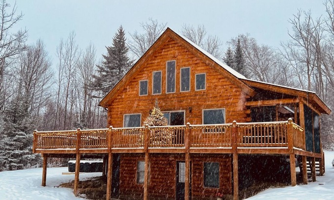 Campton House | Lovely log cabin with hot tub!