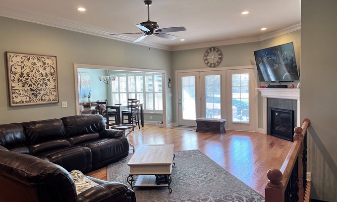 Buechel House | Lovely Louisville home w/pool! 3 bdrm & 3 bath