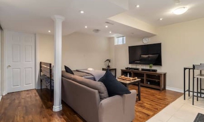 Central Erin Mills House | Lovely, Modern Studio Basement