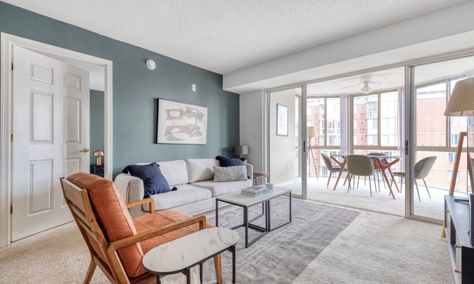 Chinatown Apartment | Lovely Mount Vernon 2BR w/Gym + W/D + Rooftop near metro, by Blueground