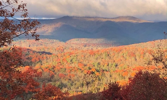 Dahlonega Cabin | Lovely mountain-view cabin with deck, balcony, washer/dryer & central AC