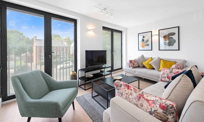 Windlesham Apartment | Lovely, New Flat in Village Centre - Free Parking!