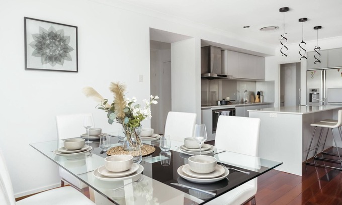 Biggera Waters House | Lovely Newly Renovated Waterfront Family Home