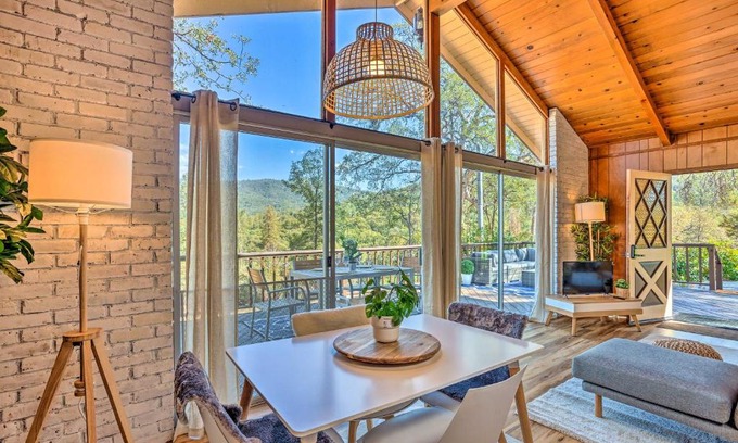 Yosemite Forks House | Lovely Oakhurst Cabin with Deck and Mtn Views!