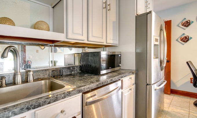 Ocean Gate House | Lovely Ocean Gate Home < 1 Mi to Beach!
