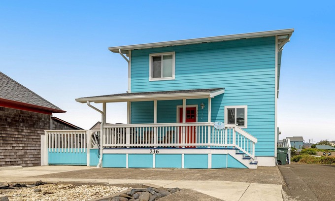 Newport Cottage | Lovely ocean-view cottage next to Nye Beach access - EV charger on-site