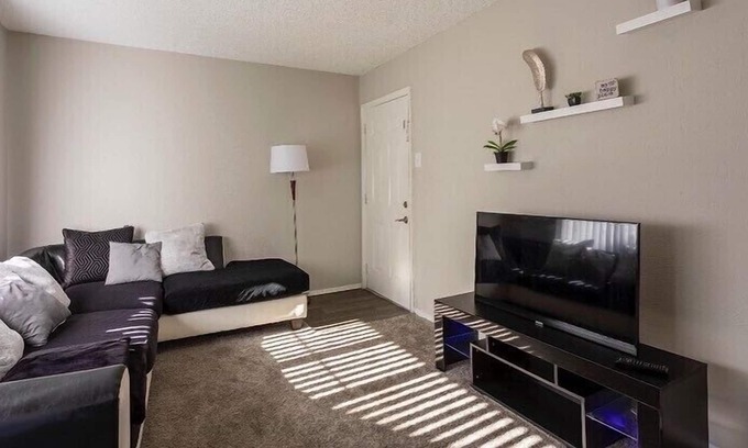 University Apartment | Lovely one bedroom unit with patio, pool, and gym