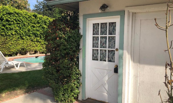 Van Nuys House | Lovely One Bedroom with a Pool