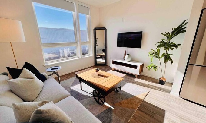 Clawson Apartment | Lovely open one bedroom in West Oakland