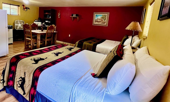 San Lorenzo Apartment | Lovely Pet-Friendly Suite with Kitchen at Lake Roberts