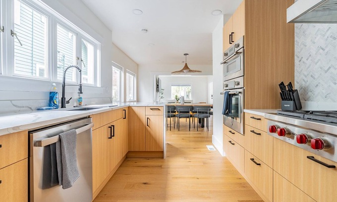 East Queen Anne House | Lovely Queen Anne Charmer 7B/4B 30day Corp Rental