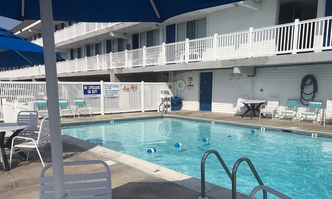 South End Apartment | LOVELY QUEEN SIZED BED STUDIO-4 BLOCKS FROM THE BEACH