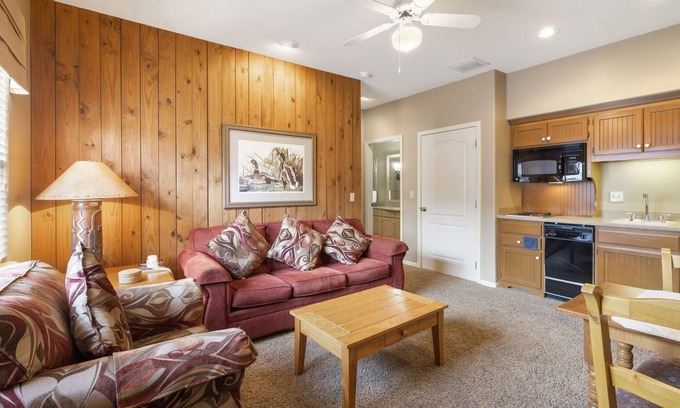 Branson West Condo | Lovely Queen Suite with Kitchenette - Golf Resort Amenities