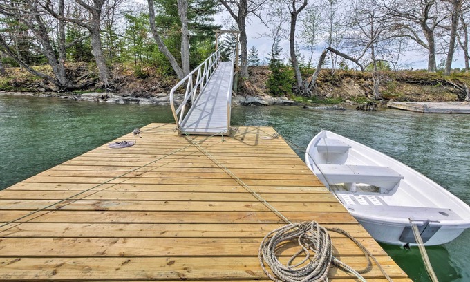 Waldoboro Cabin | Lovely 'Raspberry Cottage' w/Rowboat on Back Cove!