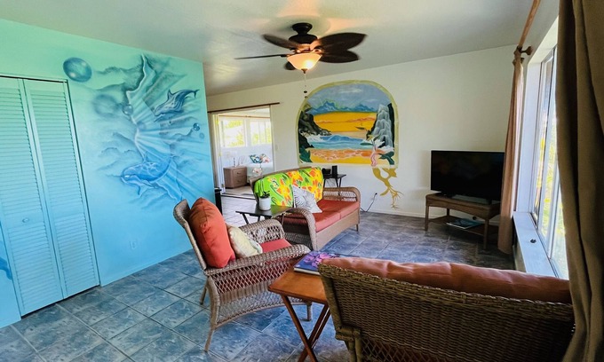 Kehena House | Lovely relaxing home with ocean view and beautiful painted murals