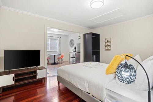 Broadmoor House | Lovely Relaxing Private Studio Near Westlake