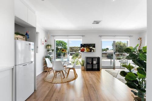 Oaklands Park House | Lovely Renovated 2BR Townhouse WiFi Parking
