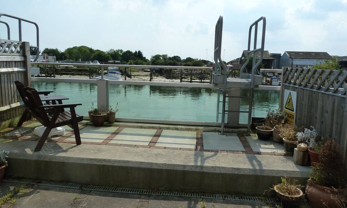 Littlehampton House | Lovely riverside home nFree parkingntrain station, shops, restaurants nearby
