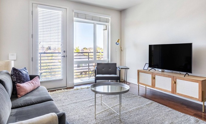Renaissance Apartment | Lovely San Jose 1BR w/ W/D, Pool, Gym, BBQ, near freeways, by Blueground