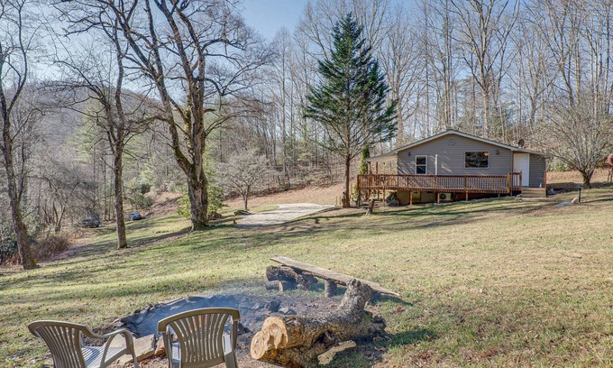 Kyle Cottage | Lovely Smoky Mountain Cottage w/Deck + Views!