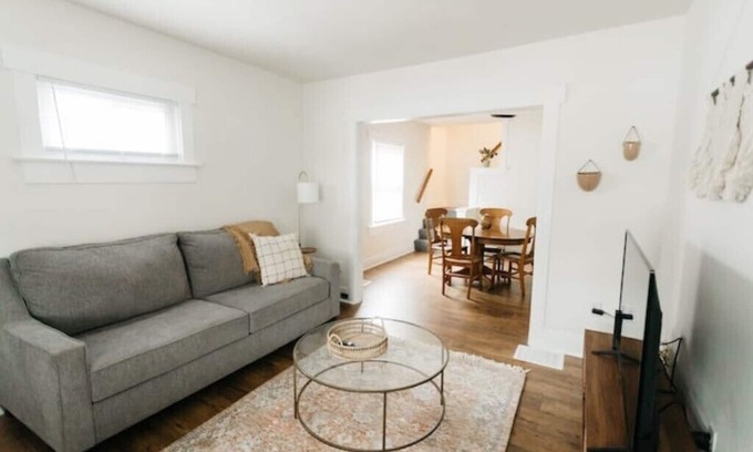 Dayton House | Lovely/Spacious 1 Bedroom House - Central Locationn