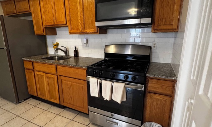 Ampere Apartment | Lovely, Spacious 2-bedroom apartment in Newark near airport with WiFi