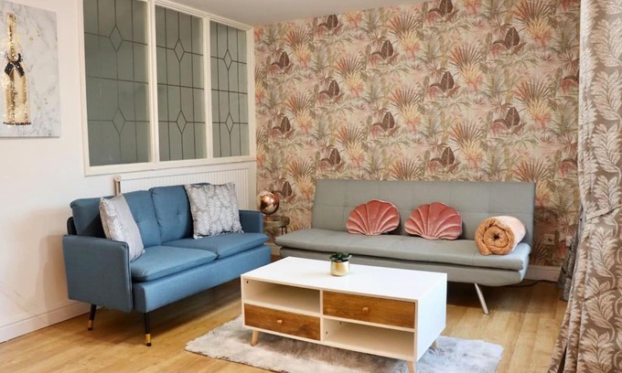 Leeds Apartment | Lovely staycation with family FREE Parking & WiFi