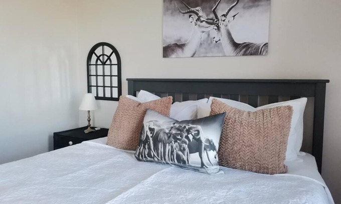 Hartenbos Apartment | Lovely Studio Apartment with secure parking